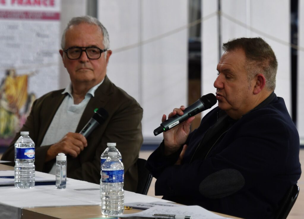 Christophe Bourseiller et Jean-Michel Dardour lors de la conférence La France en colères à Bordeaux, dans laquelle il évoque la montée des extrémismes en France.